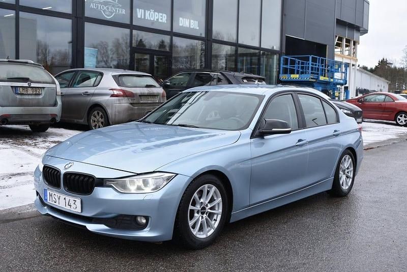 Begagnad BMW 320 184 HK (135 kW) 2012 Blå Sedan