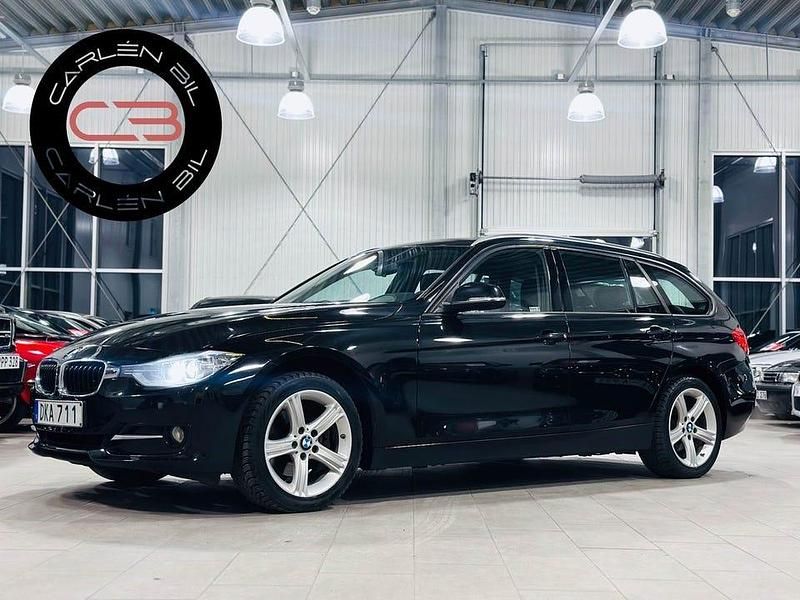Black sapphire metallic Begagnad 2014 BMW 320 Advantage Kombi | 158 900 kr (Marknadspris) - Bild 1/4