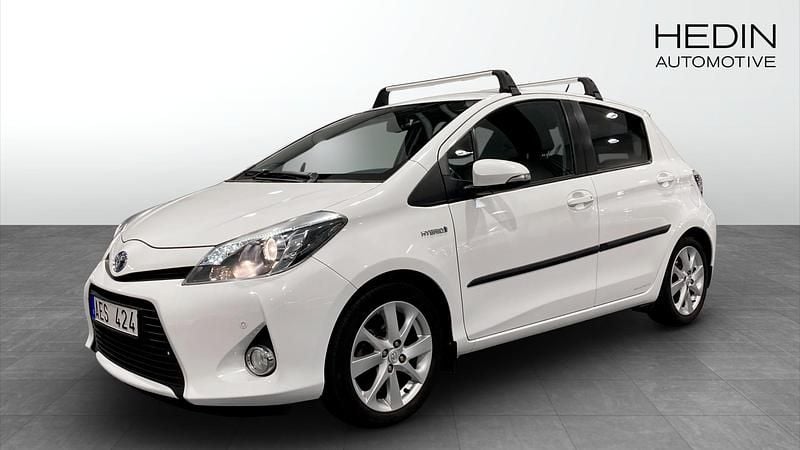 Begagnad 2014 Toyota Yaris Hybrid Halvkombi | 105 900 kr (Marknadspris) - Bild 1/4