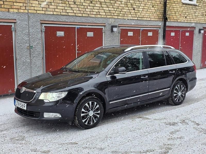 Begagnad Skoda Superb Elegance 140 HK (102 kW) 2012 Svart