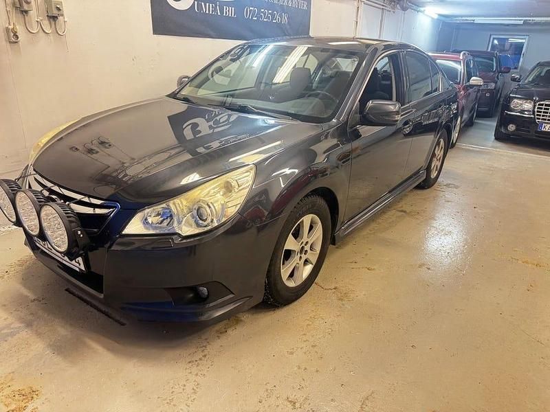 Grå Begagnad 2011 Subaru Legacy Sedan | 79 900 kr (Bra pris) - Bild 1/4