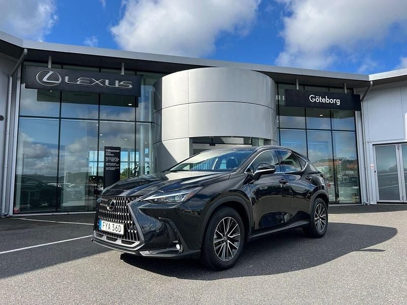 Svart (svart metallic) Begagnad 2025 Lexus NX350h Business Edition SUV | 499 000 kr (Marknadspris) - Bild 1/4