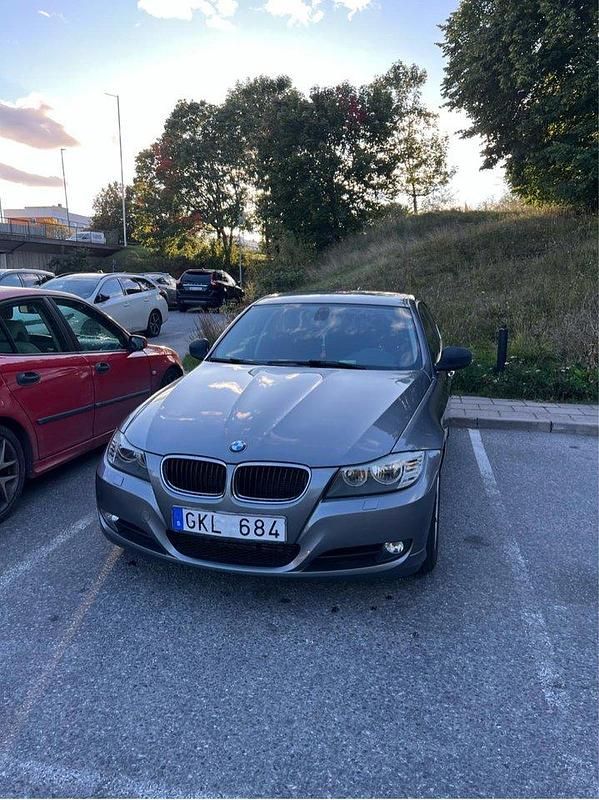 Grå Begagnad 2010 BMW 316 Comfort Edition Sedan | 80 000 kr (Marknadspris) - Bild 1/4