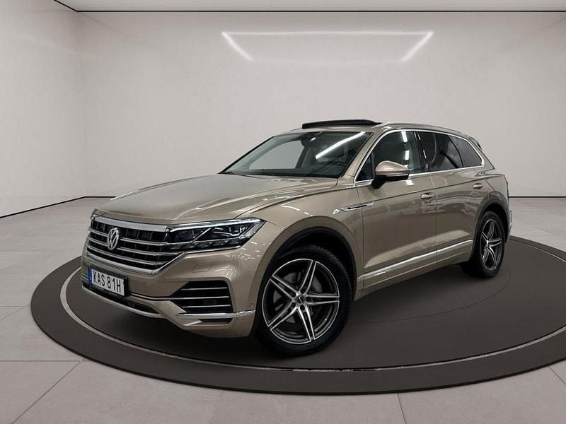 Ljusbrun (brun) Begagnad 2018 VW Touareg SE SUV | 474 500 kr (Lite dyr) - Bild 1/3