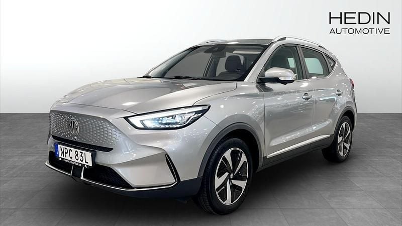 Grå (silver) Begagnad 2021 MG ZS Luxury Sedan | 209 900 kr (Superpris) - Bild 1/4