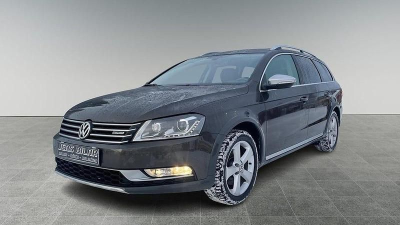 Mörkbrun (brunmet ) Begagnad 2014 VW Passat Alltrack Kombi | 149 900 kr (Dyr) - Bild 1/4