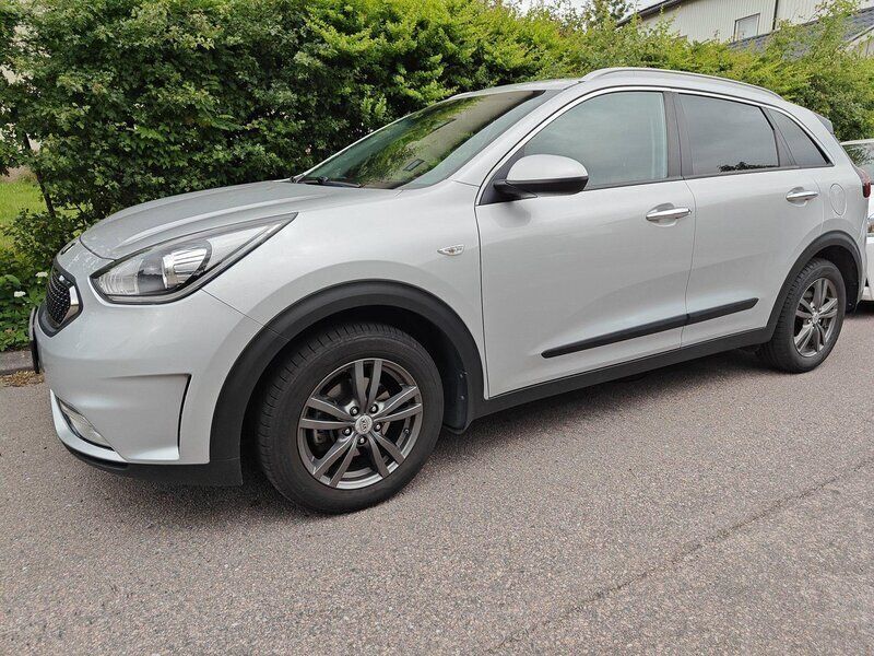 Grå Begagnad 2017 Kia Niro Advance SUV | 180 000 kr (Marknadspris) - Bild 1/2