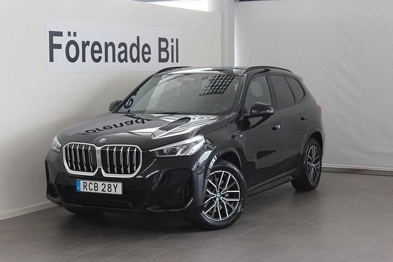 Svart (safirsvart metallic ) Ny 2025 BMW X1 M Sport SUV | 619 100 kr (Marknadspris) - Bild 1/4
