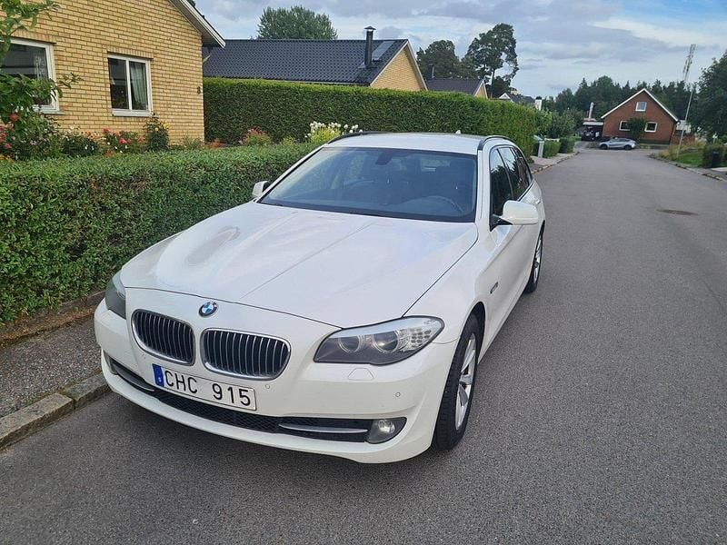 Vit Begagnad 2013 BMW 520 Kombi | 75 000 kr (Bra pris) - Bild 1/4