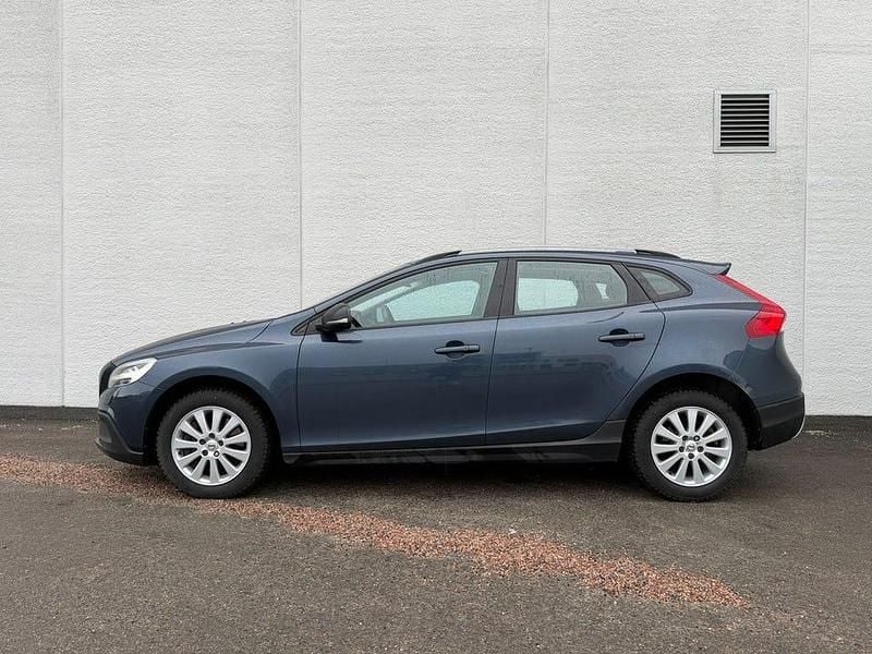 Begagnad Volvo V40 CC Momentum 150 HK (110 kW) 2017 Blåmetalic Kombi