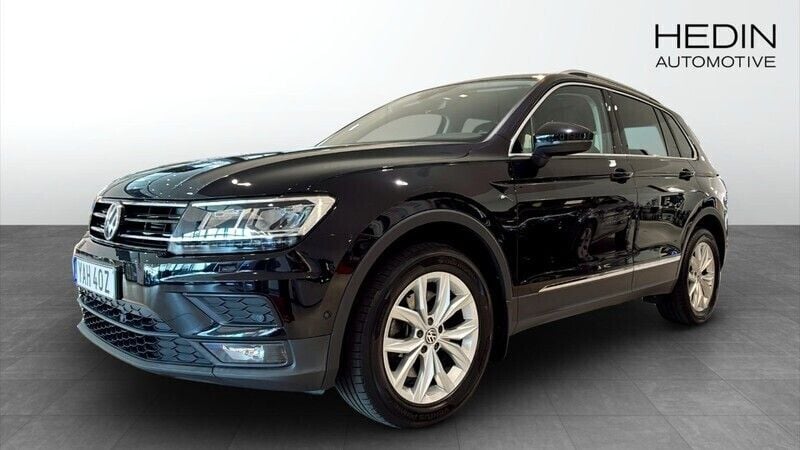 Svart (black) Begagnad 2020 VW Tiguan SUV | 289 500 kr (Bra pris) - Bild 1/4