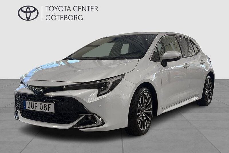 Vit Begagnad 2024 Toyota Corolla Hybrid Style Halvkombi | 299 900 kr (Marknadspris) - Bild 1/4