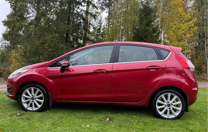 Röd Begagnad 2016 Ford Fiesta Titanium Halvkombi | 71 900 kr (Marknadspris) - Bild 1/4