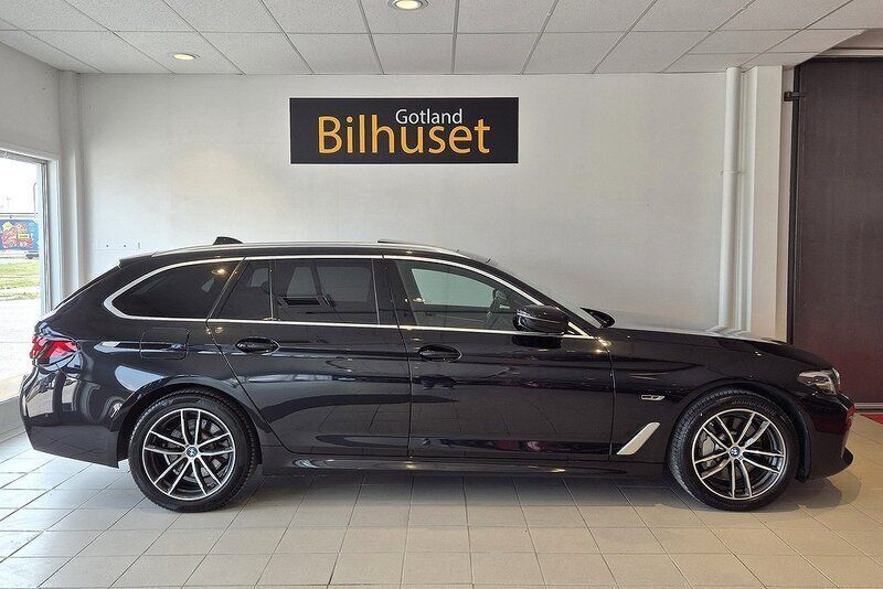 Svart Begagnad 2022 BMW 530e M Sport Kombi | 404 800 kr (Marknadspris) - Bild 1/4