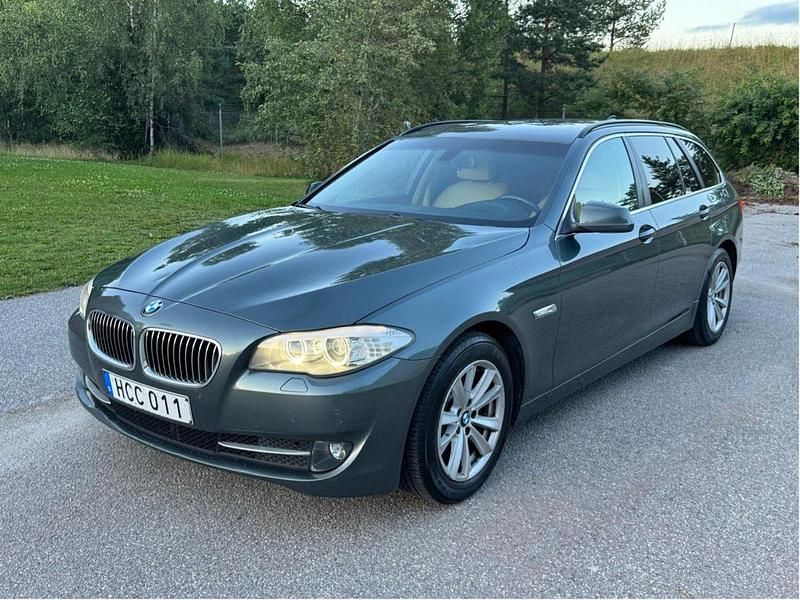 Grön Begagnad 2011 BMW 520 Kombi | 79 000 kr (Superpris) - Bild 1/4