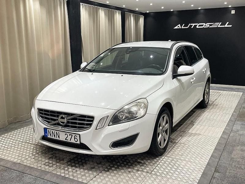 Vit Begagnad 2012 Volvo V60 Momentum Kombi | 109 900 kr (Marknadspris) - Bild 1/4
