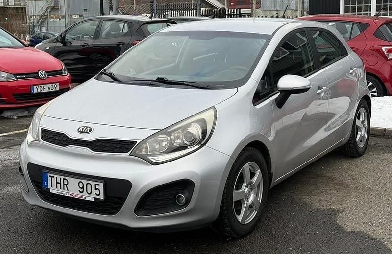 Grå Begagnad 2013 Kia Rio | 59 990 kr (Bra pris) - Bild 1/4