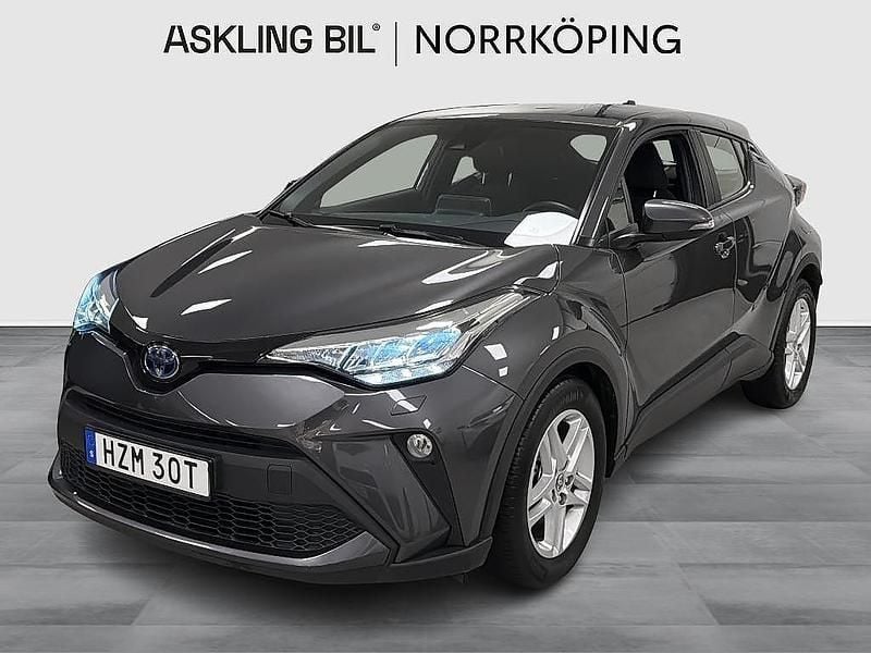 Mörkgrå Begagnad 2022 Toyota C-HR Active SUV | 249 000 kr (Marknadspris) - Bild 1/4
