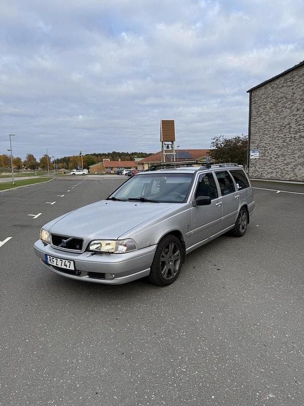 Grå Begagnad 2000 Volvo V70 Standard Kombi | 14 500 kr (Bra pris) - Bild 1/4