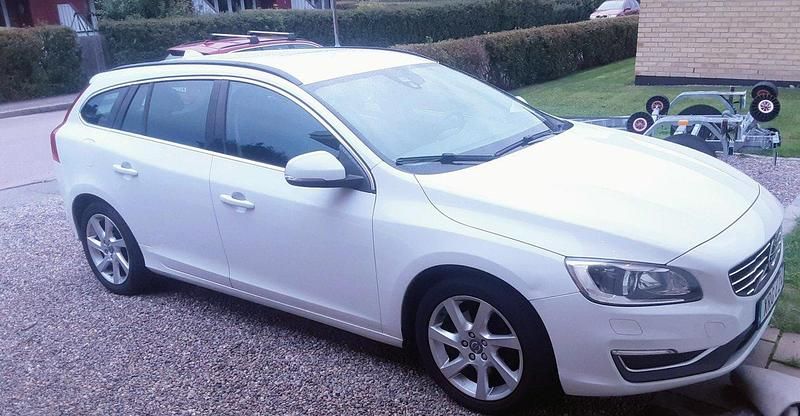 Vit Begagnad 2015 Volvo V60 Momentum Kombi | 110 000 kr (Superpris) - Bild 1/2