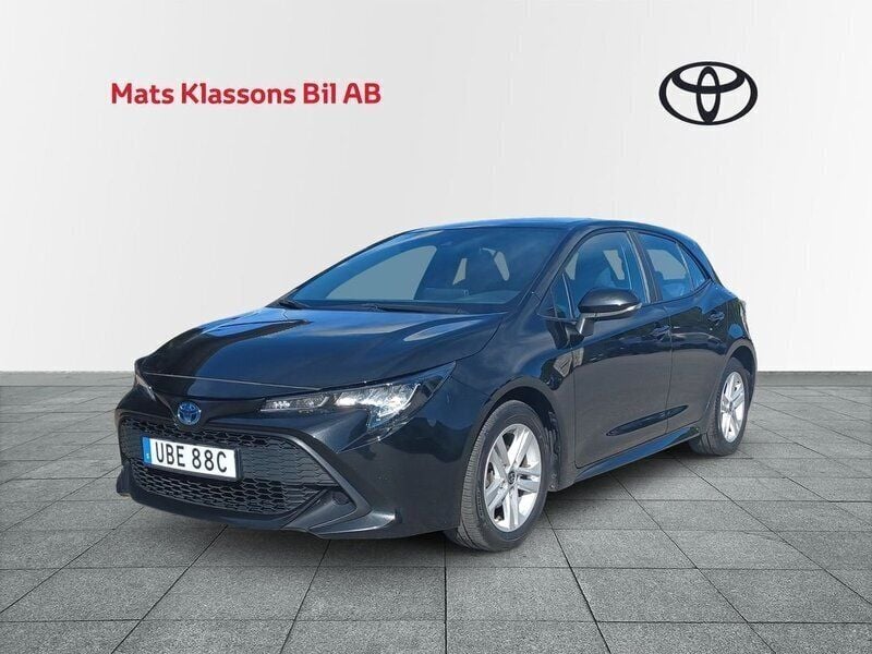 Svart Begagnad 2022 Toyota Corolla Hybrid Active Halvkombi | 229 000 kr (Marknadspris) - Bild 1/4