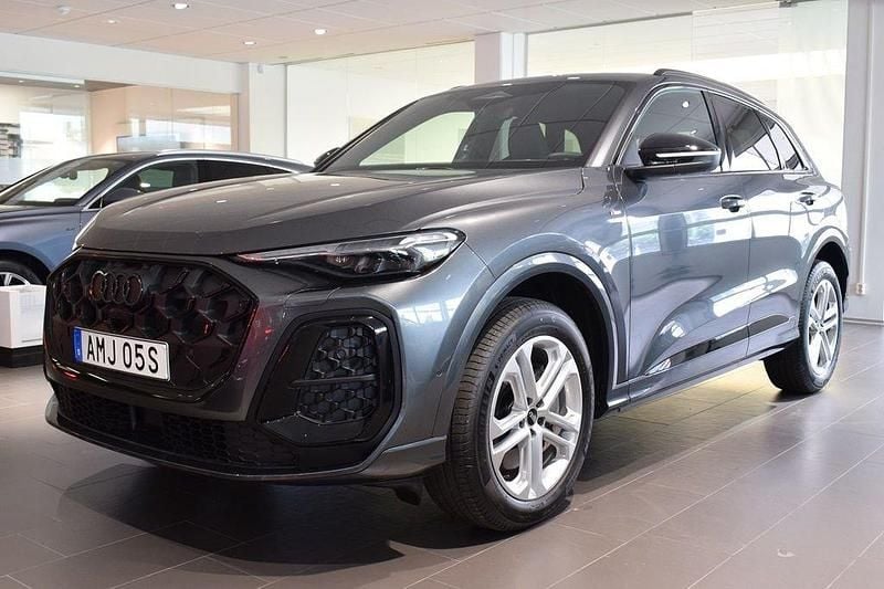 Grå Ny 2025 Audi Q5 S-Line SUV | 689 000 kr (Marknadspris) - Bild 1/4