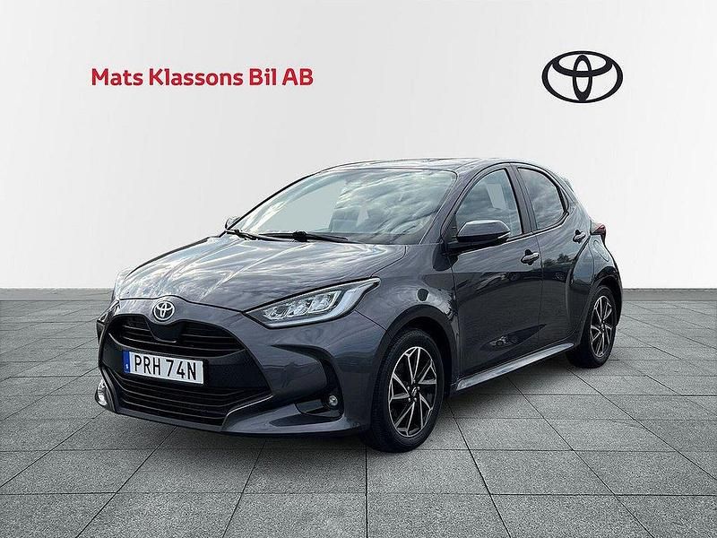 Mörkgrå Begagnad 2022 Toyota Yaris Hybrid Active Halvkombi | 219 000 kr (Marknadspris) - Bild 1/4