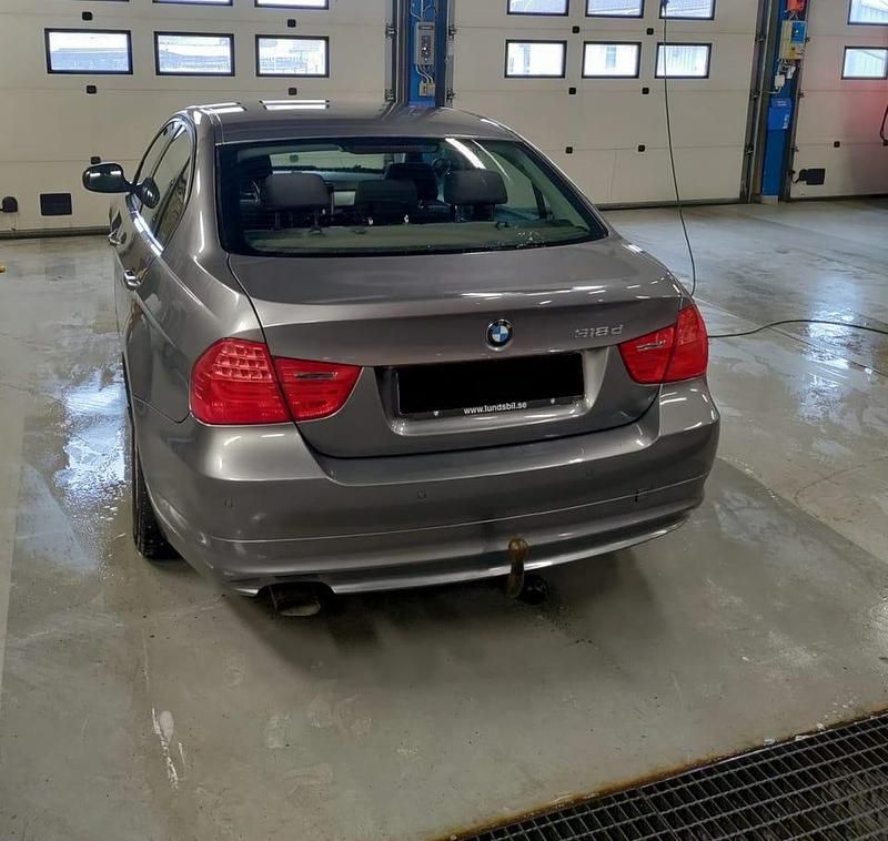 Begagnad BMW 318 143 HK (105 kW) 2009 Sedan