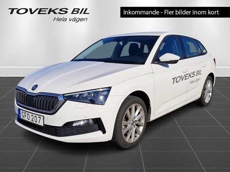Vit (candy white) Begagnad 2023 Skoda Scala Style Halvkombi | 194 900 kr (Marknadspris) - Bild 1/4