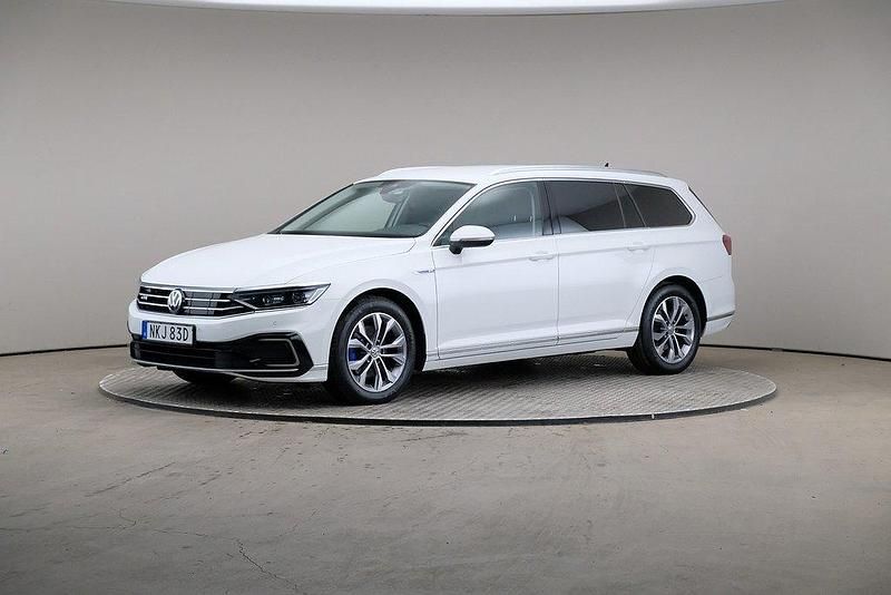 Vit Begagnad 2019 VW Passat Executive Kombi | 239 000 kr (Marknadspris) - Bild 1/4