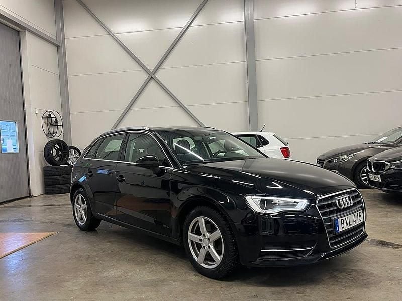 Svart Begagnad 2014 Audi A3 Sportback Attraction Halvkombi | 114 900 kr (Marknadspris) - Bild 1/4