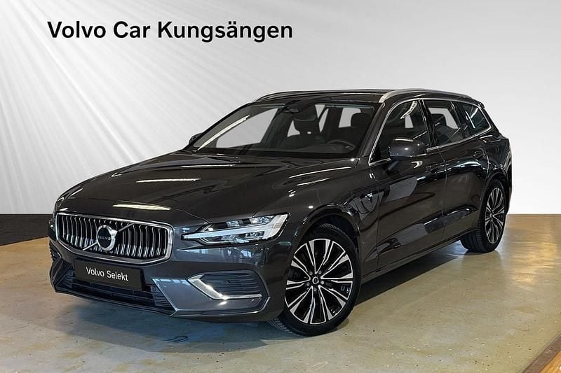 Grå Begagnad 2022 Volvo V60 Core Kombi | 369 900 kr (Marknadspris) - Bild 1/3