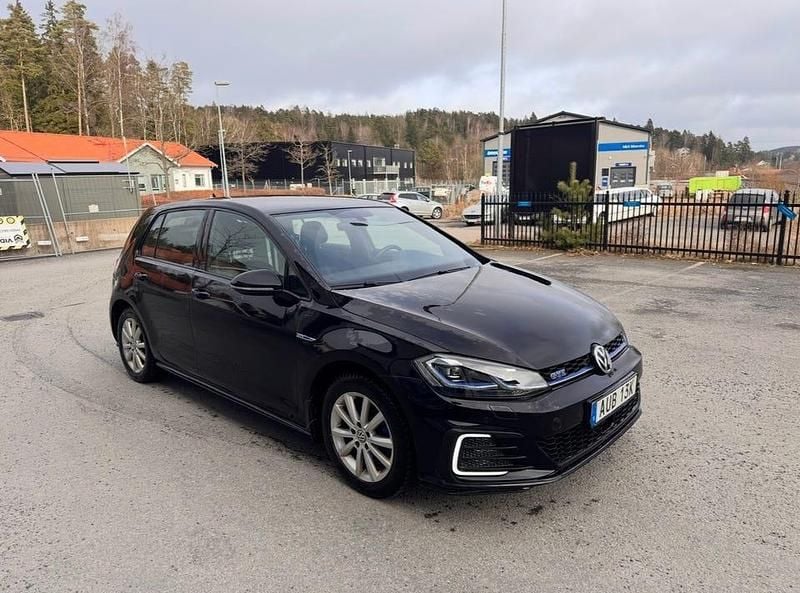 Begagnad 2020 VW Golf VIII GTE Halvkombi | 184 900 kr (Superpris) - Bild 1/4