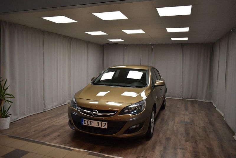 Brun Begagnad 2013 Opel Astra Halvkombi | 79 900 kr (Marknadspris) - Bild 1/3