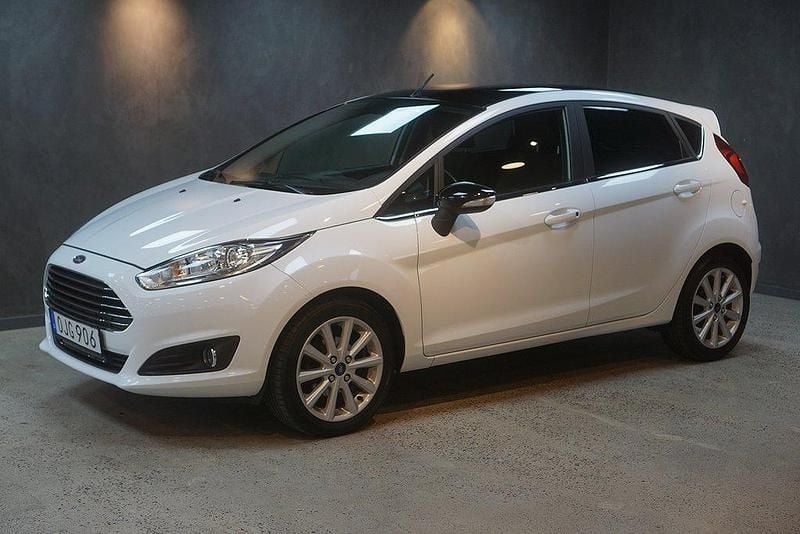 Vit Begagnad 2016 Ford Fiesta Titanium Halvkombi | 89 900 kr (Marknadspris) - Bild 1/4