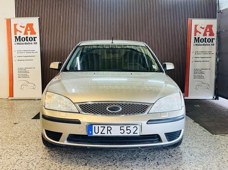 Begagnad Ford Mondeo 146 HK (107 kW) 2004 Silver Halvkombi