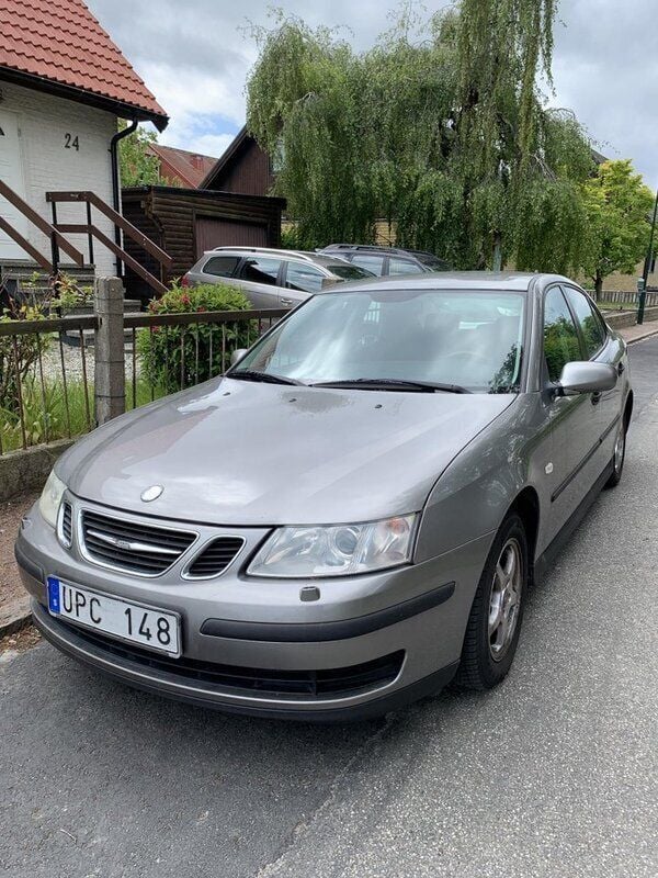Grå Begagnad 2004 Saab 9-3 Linear Sedan | 25 900 kr (Marknadspris) - Bild 1/4
