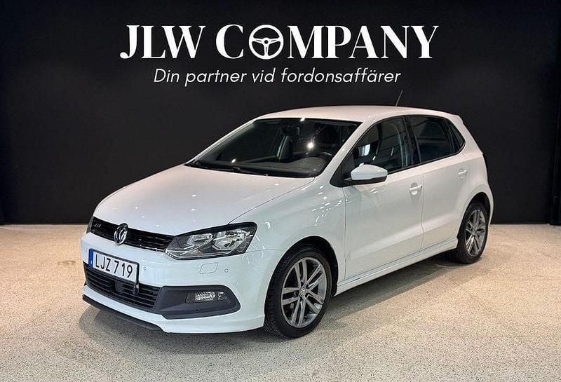 Vit Begagnad 2017 VW Polo R-line Halvkombi | 109 000 kr (Bra pris) - Bild 1/4