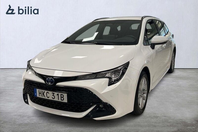 Vit Ny 2024 Toyota Corolla Active Kombi | 299 900 kr (Marknadspris) - Bild 1/4