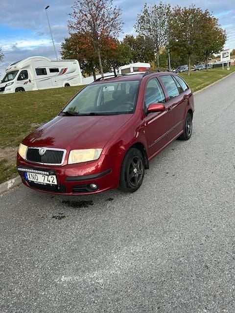 Röd Begagnad 2006 Skoda Fabia Kombi | 24 000 kr (Marknadspris) - Bild 1/4