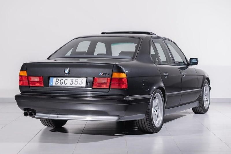 Begagnad BMW M5 340 HK (250 kW) 1994 Svart Sedan