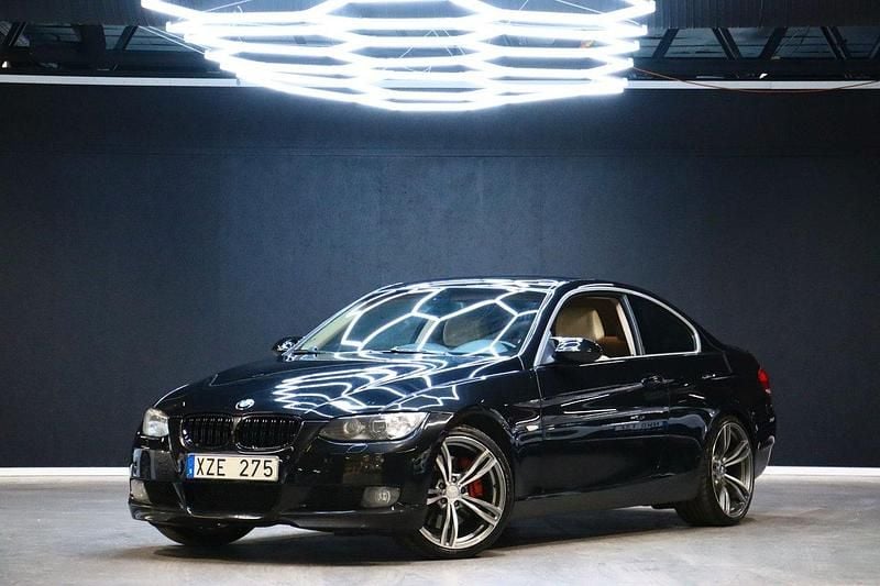 Svart Begagnad 2007 BMW 335 M Sport Sportkupé | 159 900 kr (Bra pris) - Bild 1/4