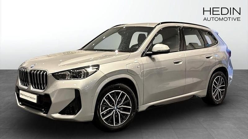 Grå Begagnad 2025 BMW X1 M Sport SUV | 539 700 kr (Lite dyr) - Bild 1/4