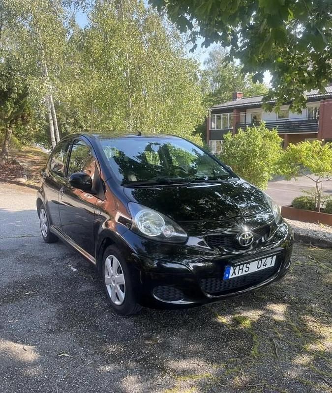 Svart Begagnad 2012 Toyota Aygo Halvkombi | 54 999 kr (Marknadspris) - Bild 1/4