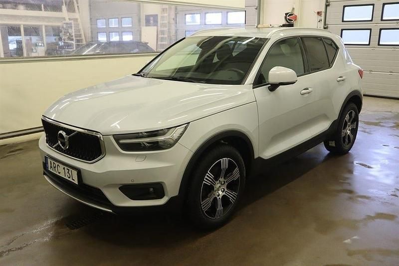 Glacier silver metallic Begagnad 2021 Volvo XC40 Momentum SUV | 246 000 kr (Bra pris) - Bild 1/4