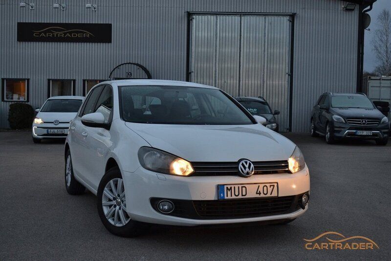 Vit Begagnad 2013 VW Golf VII Halvkombi | 84 900 kr (Marknadspris) - Bild 1/4