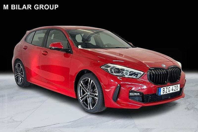 Röd Begagnad 2020 BMW 120 Shadowline Halvkombi | 289 000 kr (Marknadspris) - Bild 1/4