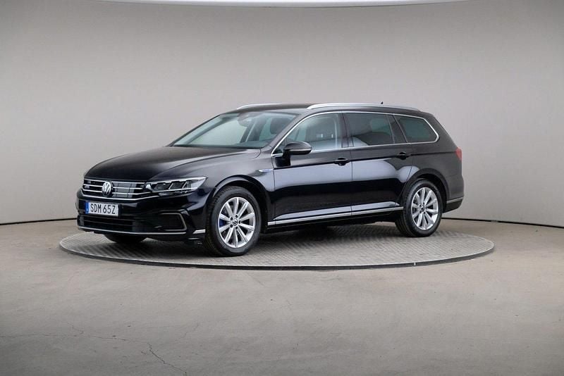 Svart (deep black pearl (pearl)) Begagnad 2021 VW Passat GTE Kombi | 229 000 kr (Bra pris) - Bild 1/4