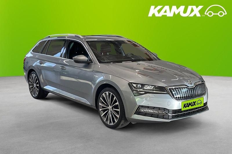 Silver/grå Begagnad 2021 Skoda Superb LAURIN & KLEMENT Kombi | 276 700 kr (Marknadspris) - Bild 1/4