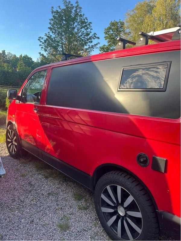 Röd Begagnad 2004 VW T5 Van | 38 000 kr (Lite dyr) - Bild 1/3